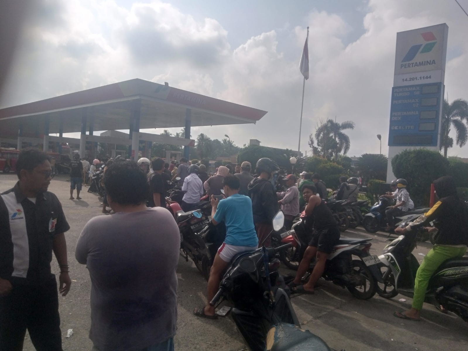 H+4 Pasca Banjir, Antrean BBM di SPBU Laucih Masih Panjang Akibat Distribusi Terhambat