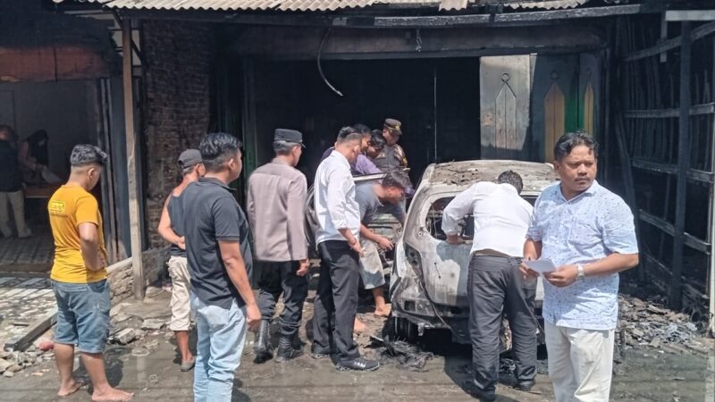 Respon Cepat Polri Bersama Warga Padamkan Mobil yang Terbakar di Sei Rampah