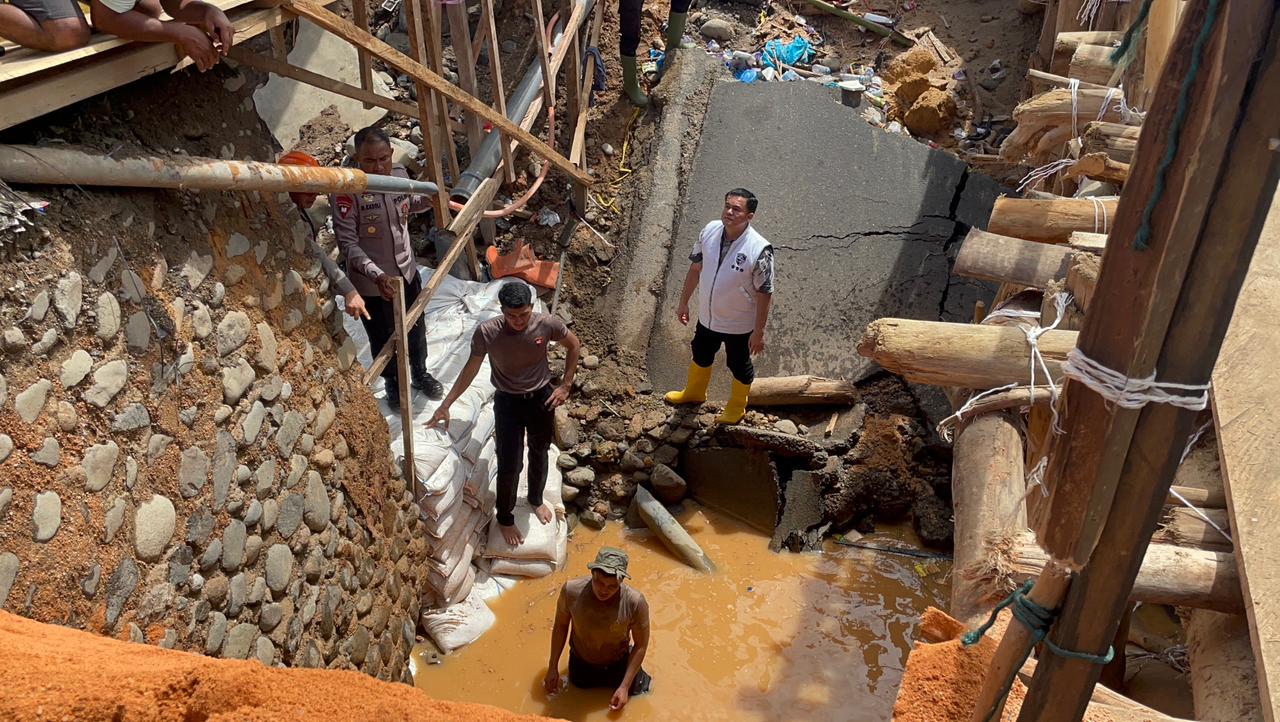 Tak Biarkan Akses Lumpuh Lama, Polda Sumut Dirikan Jembatan Darurat di Jalur Lintas Sumatera