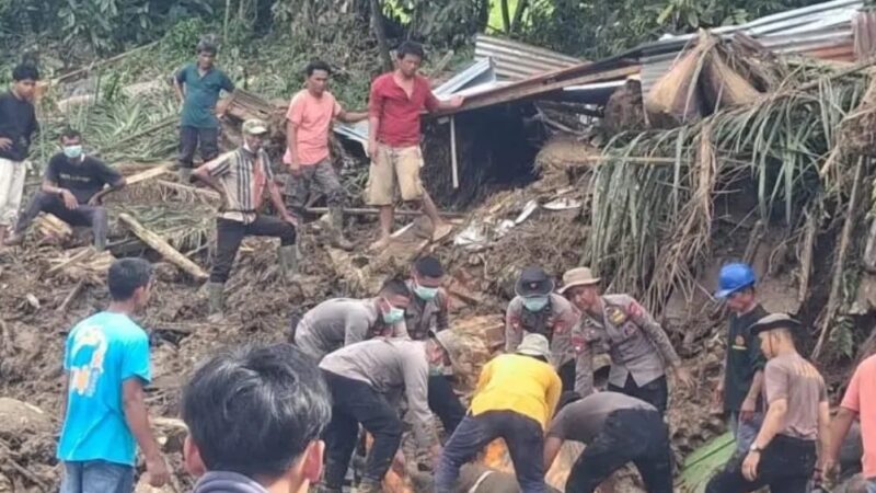 Memilukan! Brimob Polda Riau Temukan Jasad Ibu dan Anak Korban Banjir Bandang di Palembayan