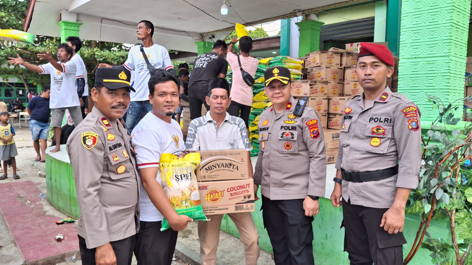 Kapolres Langkat Salurkan Bantuan Kapolri untuk Warga Terdampak Banjir di Tanjung Pura