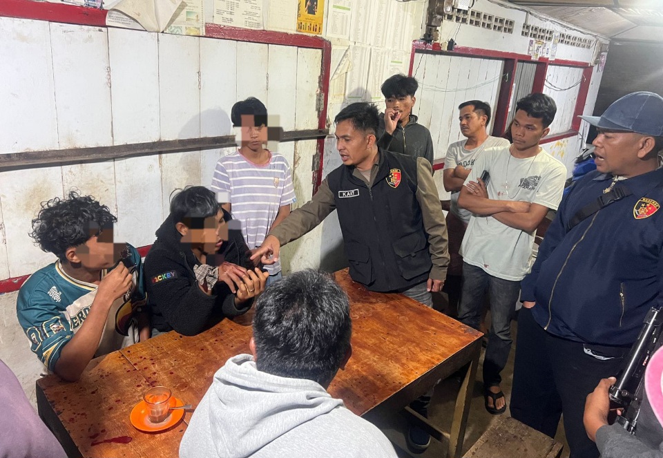 Personel Gabungan Polres Karo Sigap Redam Tawuran Antar Pemuda di Kineppen