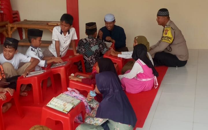 Bhabinkabtibmas tebar kepedulian dampingi anak-anak belajar alquran di polsek selesei
