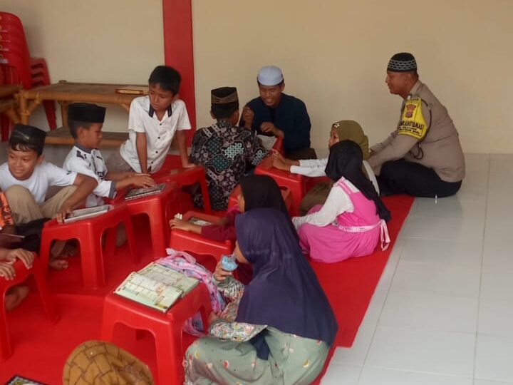 Bhabinkabtibmas tebar kepedulian dampingi anak-anak belajar alquran di polsek selesei