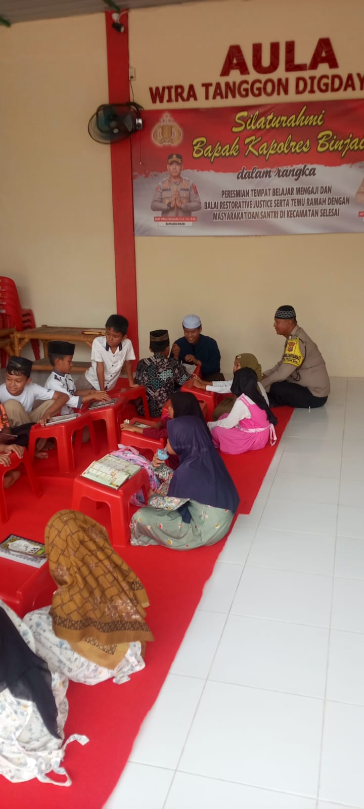 Bhabinkabtibmas tebar kepedulian dampingi anak-anak belajar alquran di polsek selesei