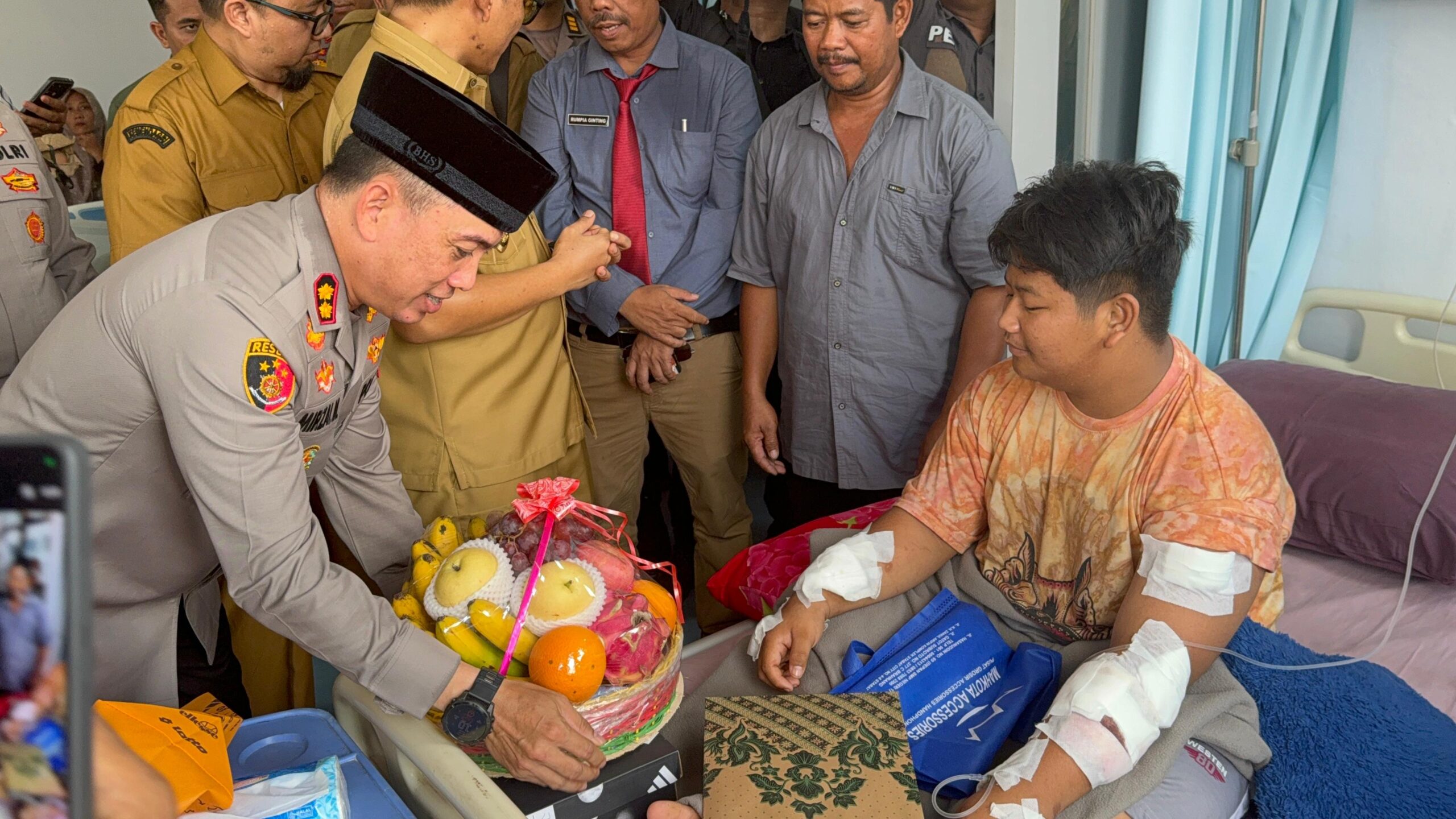 KAPOLRES BINJAI JENGUK KORBAN BEGAL PELAJAR PASTIKAN PENDAMPINGAN DAN PENANGANAN MAKSIMAL