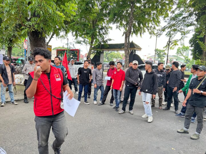 EW LMND SUMUT Gelar Aksi Hardiknas di DPRD Sumut, Soroti Pungli Pendidikan dan Desak Pencopotan Kepala BGN