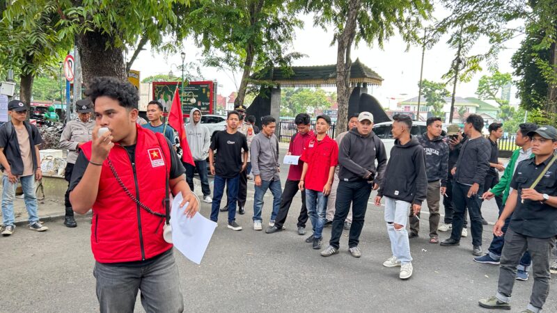 EW LMND SUMUT Gelar Aksi Hardiknas di DPRD Sumut, Soroti Pungli Pendidikan dan Desak Pencopotan Kepala BGN
