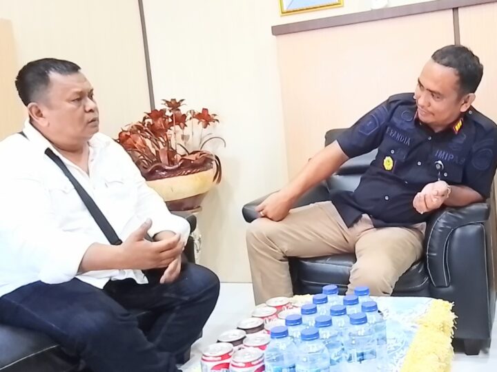 Karutan Kelas IIB Tanjung Pura, Fransisco Pandia, S.H., M.H., menerima kunjungan silaturahmi sejumlah wartawan di ruang kerjanya