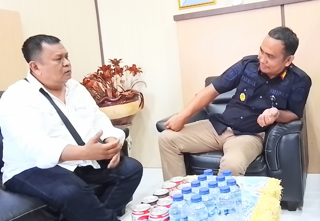 Karutan Kelas IIB Tanjung Pura, Fransisco Pandia, S.H., M.H., menerima kunjungan silaturahmi sejumlah wartawan di ruang kerjanya